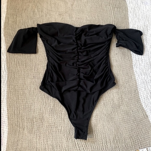 Black Off The Shoulder Ruched Bodysuit - Picture 8 of 11